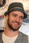 Pour réhausser le style décontracté, Justin Timberlake opte pour le chapeau