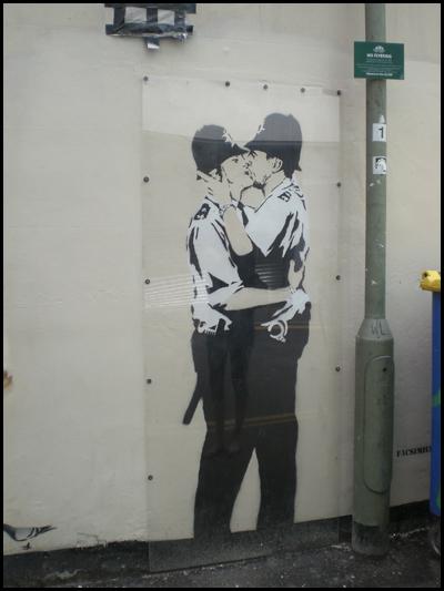 Imbue ou quand l’art fait chanter “Cocaine” (la version d’Eric C., bien sûr) à une Blanche-Neige sexy, dans le gay Brighton