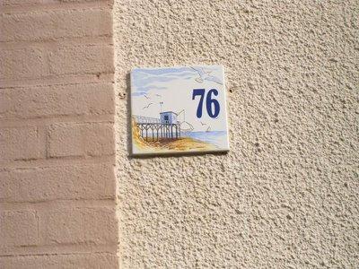 près de l'eau, près de l'eau de là