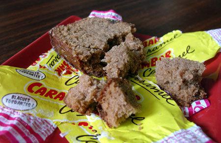 Un grand classique de la blogosphère culinaire : le CaKe au CaRamBaR (sur son lit de blagues) cake_caramb