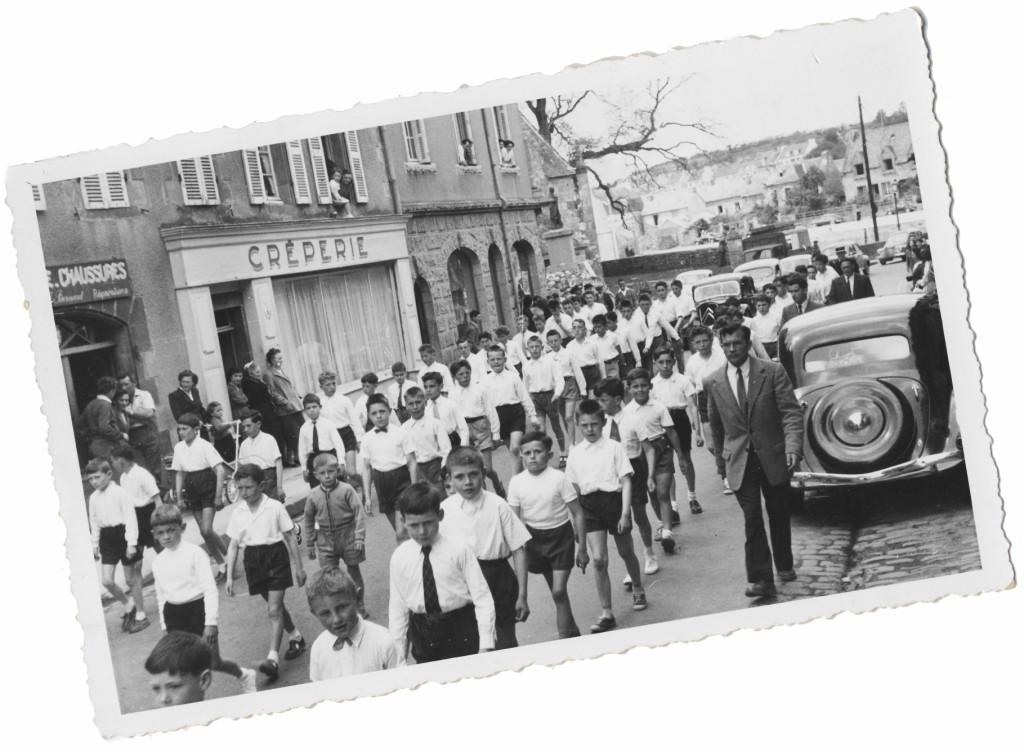 Mais puisqu’ils nous disent que tout va bien! le-defile-a-la-creperie-1024x768.1224838189.jpg