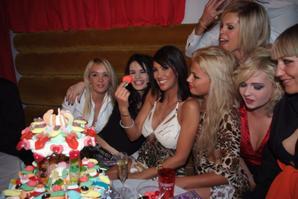 Yasmine s'en met plein la bouche !