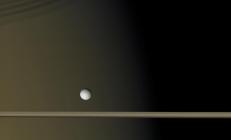 Encélade : des clichés exceptionnels de la lune de Saturne Encélade et anneaux de Saturne