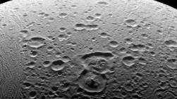 Encélade : des clichés exceptionnels de la lune de Saturne cratères à la surface d'Encélade