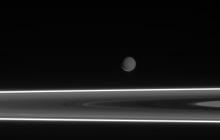 Encélade : des clichés exceptionnels de la lune de Saturne Encélade et anneau