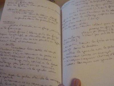 Des couteaux, planches à découper et verrière