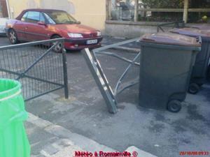 Barrière de la cité des Mares enfoncée. Barrière de la cité des Mares enfoncée.