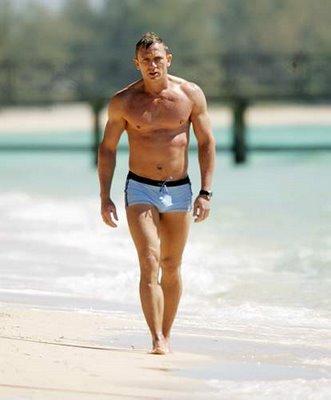 SOURCE : http://www.babble.com/CS/blogs/famecrawler/2007/11/08-15/Daniel-Craig-beach-buff-shorts.jpg