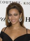 Beyoncé : si belle avec si peu ! -Photos- Beyoncé tout sourire