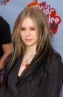 Avec ses pointes noires, le visage d'Avril Lavigne est moins doux