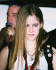 Cheveux dans les yeux et regard mauvais Avril Lavigne est une rockeuse!