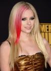 Aujourd'hui, Avril Lavigne ne se sépare plus de sa mèche rose