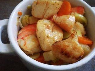 COCOTTE de CREVETTES au GINGEMBRE et SAINT-JACQUES_légumes/ananas et lait de coco