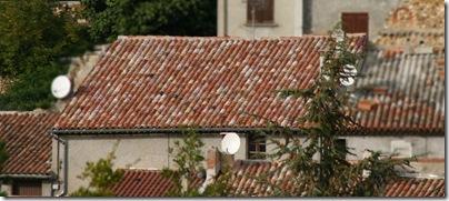 Remplacement de toutes les tuiles sur une toiture dans le village de Montagnac