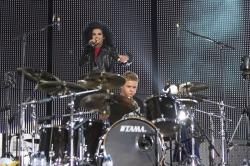 Gustav Schafe à la batterie avec Tokio Hotel. Heureusement, il semble meilleur avec des baguettes qu'avec un volant !
