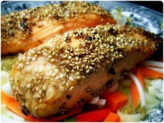 Saumon au sésame sur lit de crudités