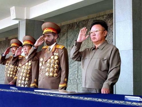Le Grand Khan et Kim Jong-Il Kim Jong Il et le Grand Khan assistent en direct à la victoire des Kasoars de Pyongyang sur les Pangolin Muppets de Sariwon.