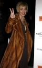 Sharon Stone est très fière de son beau manteau en peau de bête