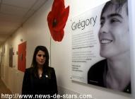 Karine Ferri pose devant l'hommage à Grégory Lemarchal