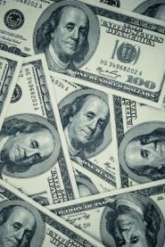 Une employée trouve 6000 euros dans une paire de chaussures d'occasion dollars