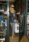 Paris Hilton est allée dans un librairie et il semble même qu'elle y ait fait des achats. Elle foit vraiment être au plus mal !