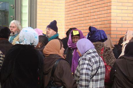 Des anciens de la rue de la Banque attendent la décision du tribunal, lundi après-midi à Paris. Des anciens de la rue de la Banque attendent la décision du tribunal, lundi après-midi à Paris.
