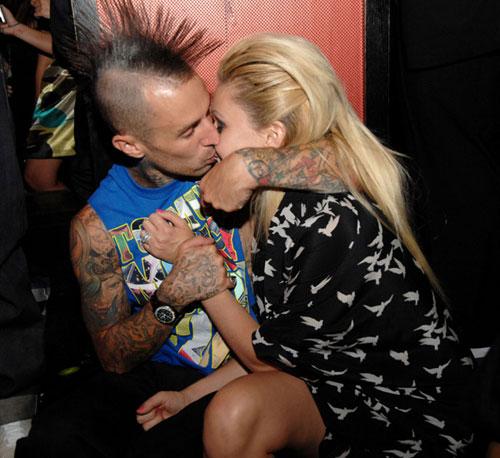 Travis Barker poursuit!