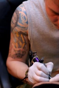 Entrée gratuite à vie pour ceux qui se font tatouer le nom de cette maison close sur le bras tatouage