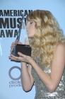 Taylor Swift : un tendre baiser sur une pyramide en verre