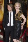 Nicole Kidman essaie de raisonner la main de son mari discrètement et semble s'excuser d'un regard