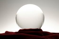La voyante qui prétend pouvoir tout guérir et ne peut le prouver, doit changer de slogan Boule de cristal