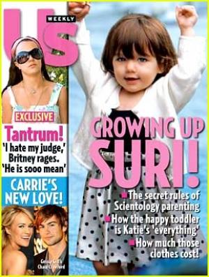 Tom Cruise adore les photos de sa petite Suri prises par les paparazzi Suri Cruise en Une d'un vieux numéro de Us Magazine