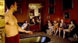 Kim Cattrall : la star de Sex and The City donne tout son sens au nu artistique -Photos-