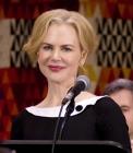 Nicole Kidman devant son pupitre lors du discours