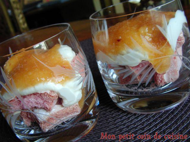 Desserts Verrines de pêches aux bicuits rose de Reims et faisselle de brebis (sans lait de vache)