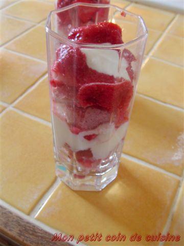 Desserts Verrines de fraises au yaourt de brebis (sans lait de vache)