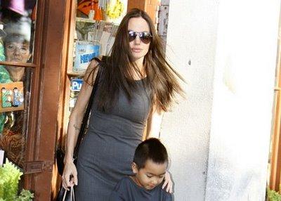 Angelina Jolie : Une virée shopping à la Nouvelle Orléans (Photos) !