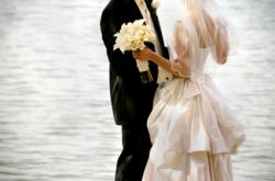 Un couple s'embrasse pour la première fois le jour de son mariage couple de mariés