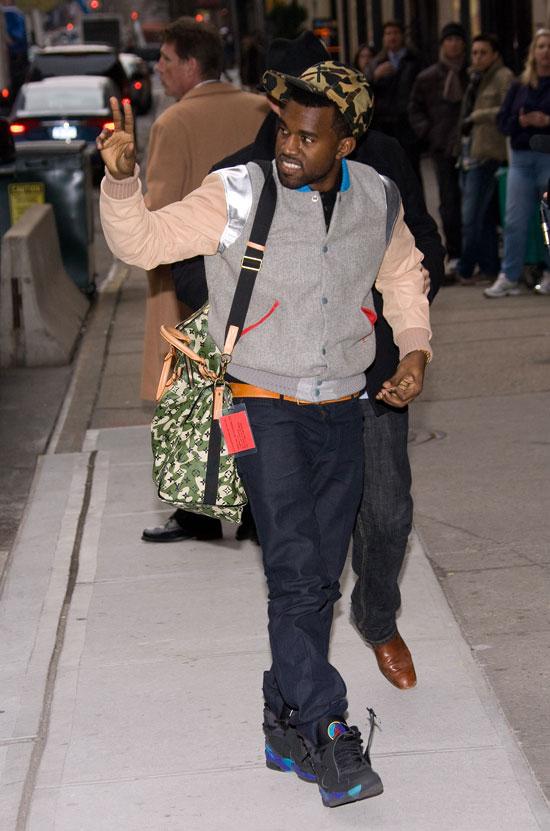 Kanye West, son blouson Pastelle et ses sneakers Air Yeezy Kanye West, son blouson Pastelle et ses sneakers Air Yeezy