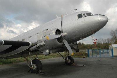DC3 (F-GIDK) en attente à Dinard