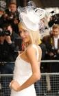 Paris Hilton : voilà un chapeau tout à  fait adapté à un mariage !