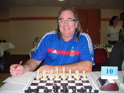 Joël Léost, passionné de ballon rond et d'échecs 