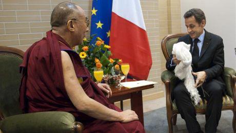 nicolas-sarkozy-le-dalai-lama-serein.1228629575.jpg