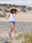 Penelope Cruz court sur la plage : un enchantement