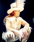 Cette tenue rend Janet Jackson très sexy, surtout la plume sur le chapeau