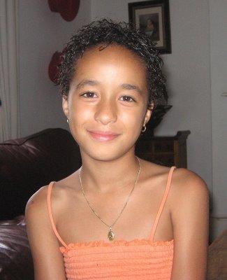 En combien je vous les coupe les cheveux ? En quatre , ça ira ?