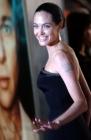 Angelina Jolie, dans sa robe bustier, elle laisse voir ses fameux tatouages