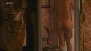Laetitia Casta nue dans Né en 68 - 3