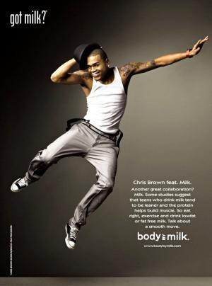 Chris Brown est une vraie star maintenant, il boit du lait !