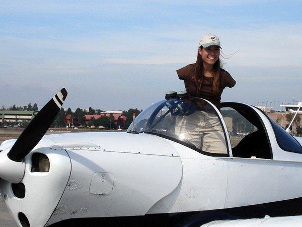 Née sans bras, Jessica Cox pilote un avion